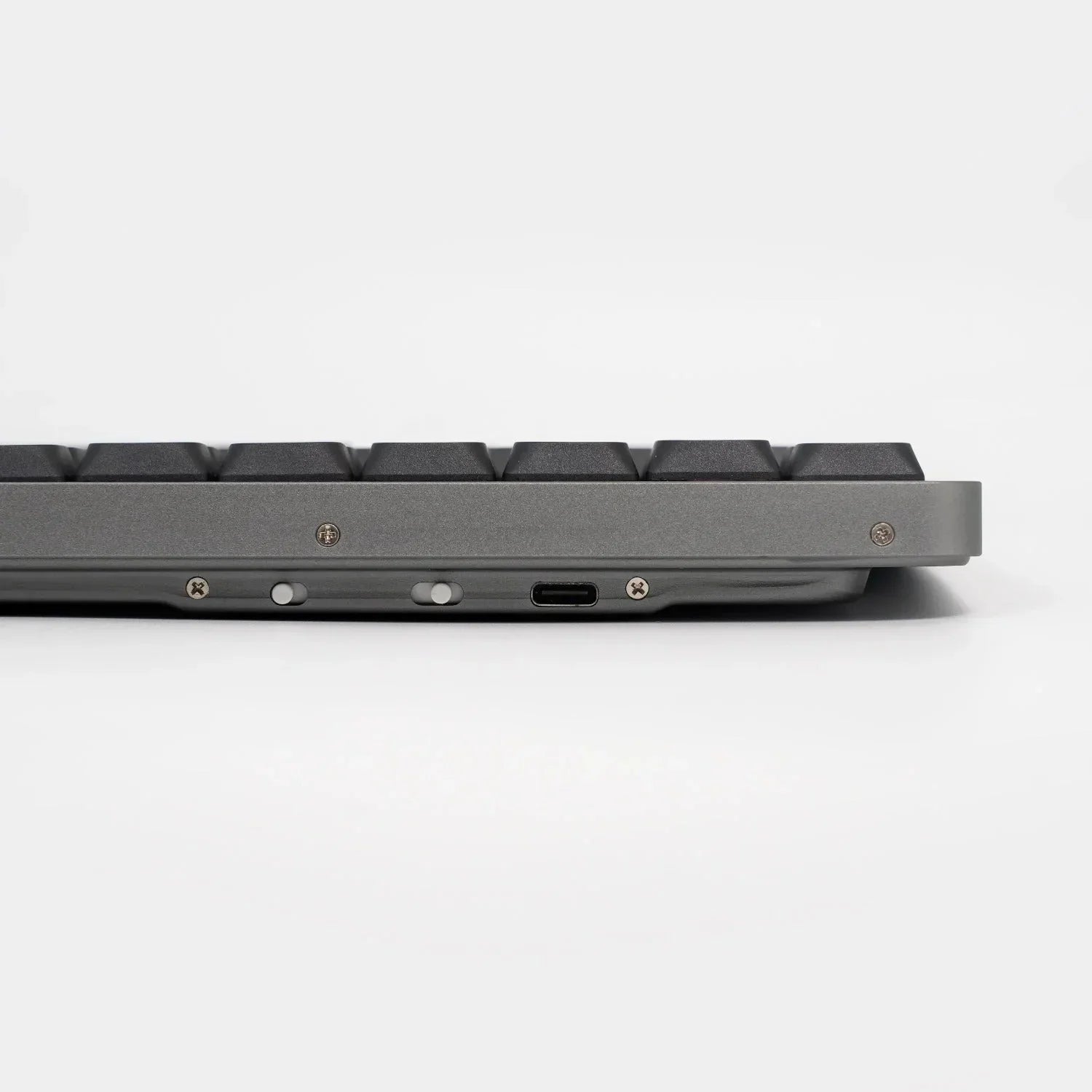 Szara klawiatura mechaniczna z portem USB-C i przełącznikami, idealna do home office