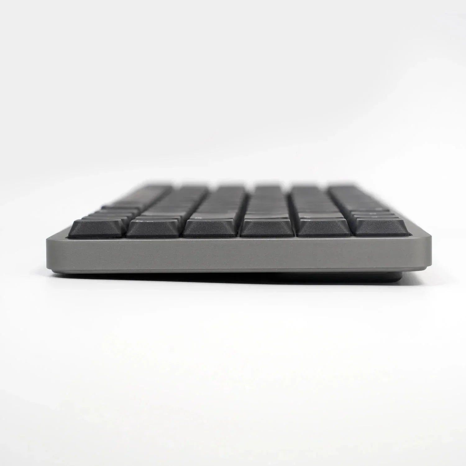Szara klawiatura mechaniczna z czarnymi keycapami, idealna do home office i desk setupu