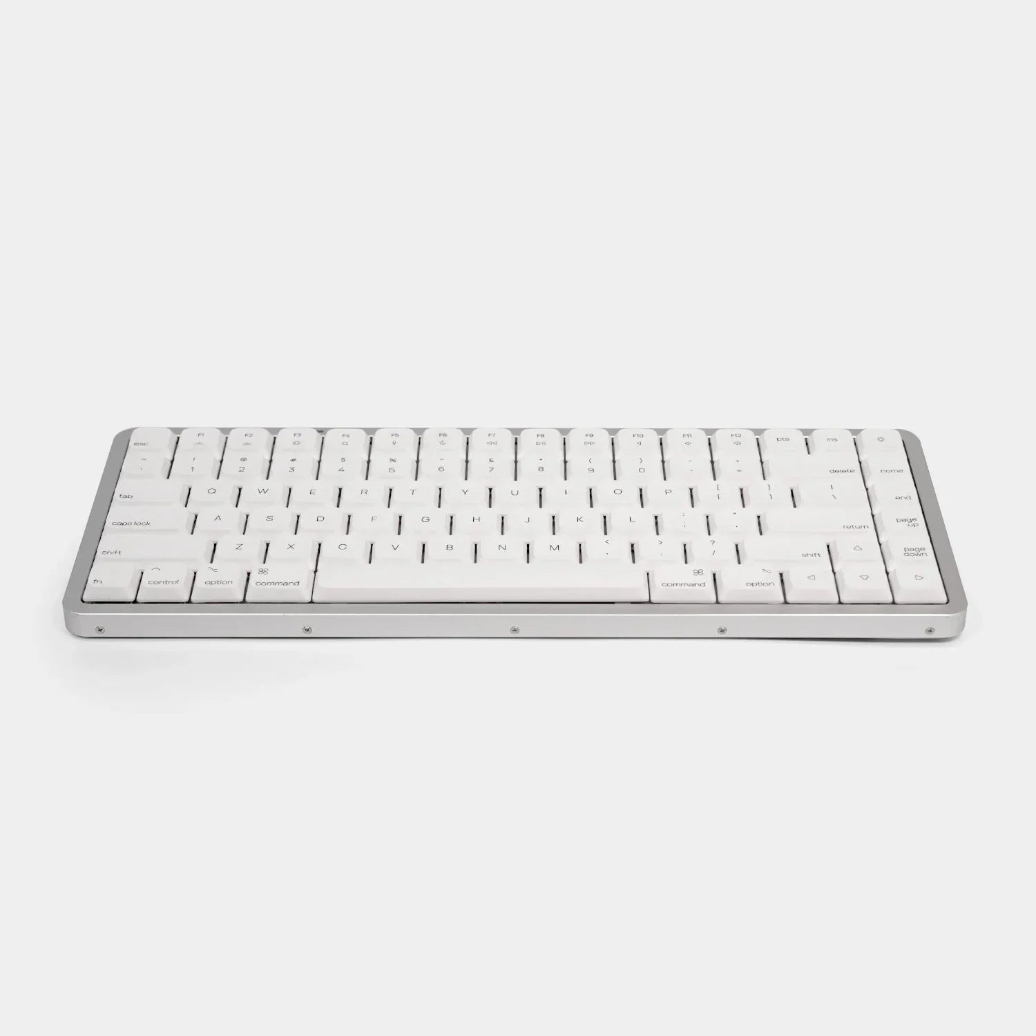 Biała klawiatura mechaniczna z srebrną ramą, idealna do home office i personalizacji desk setupu