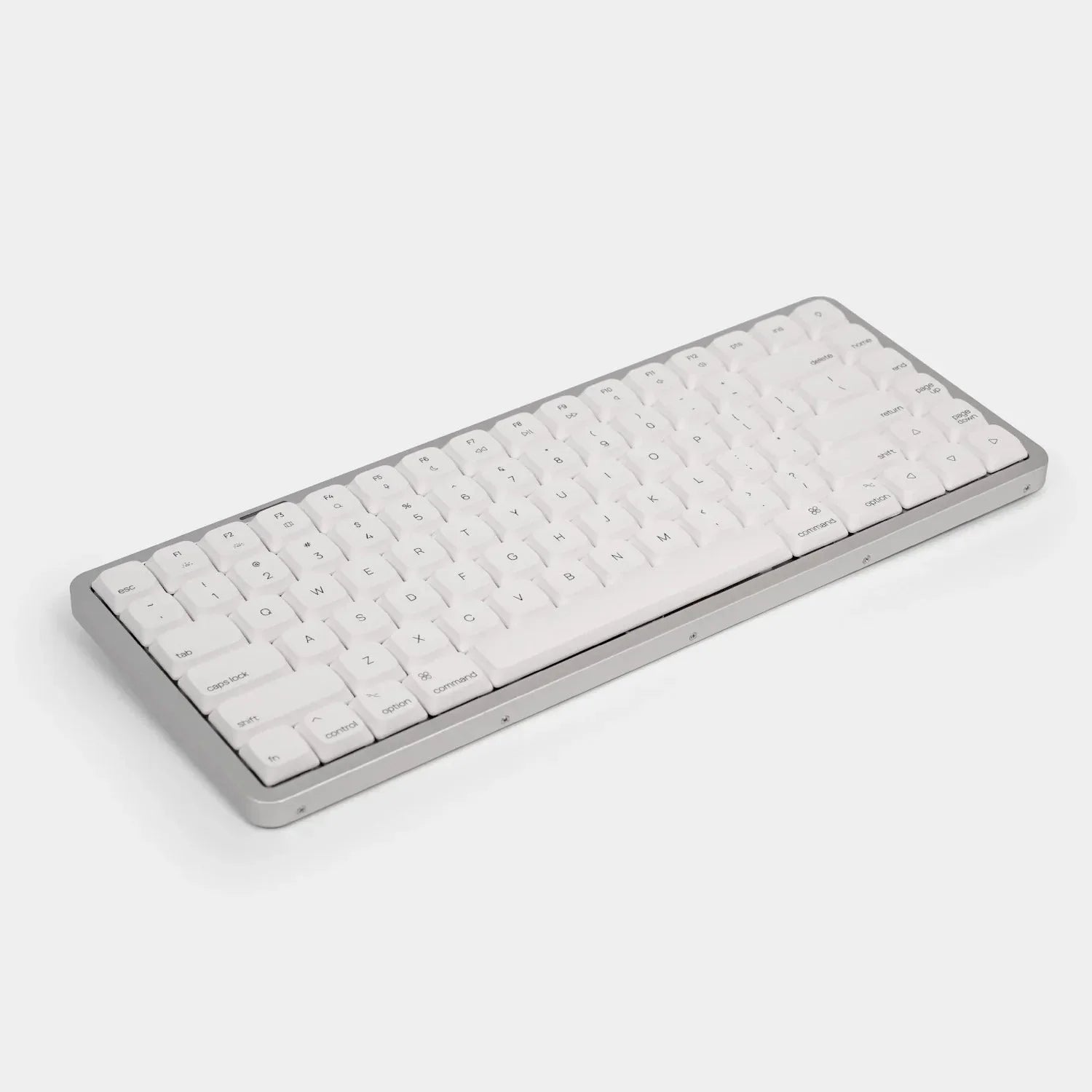 Biała klawiatura mechaniczna z srebrnym obudowaniem, idealna do home office i personalizacji