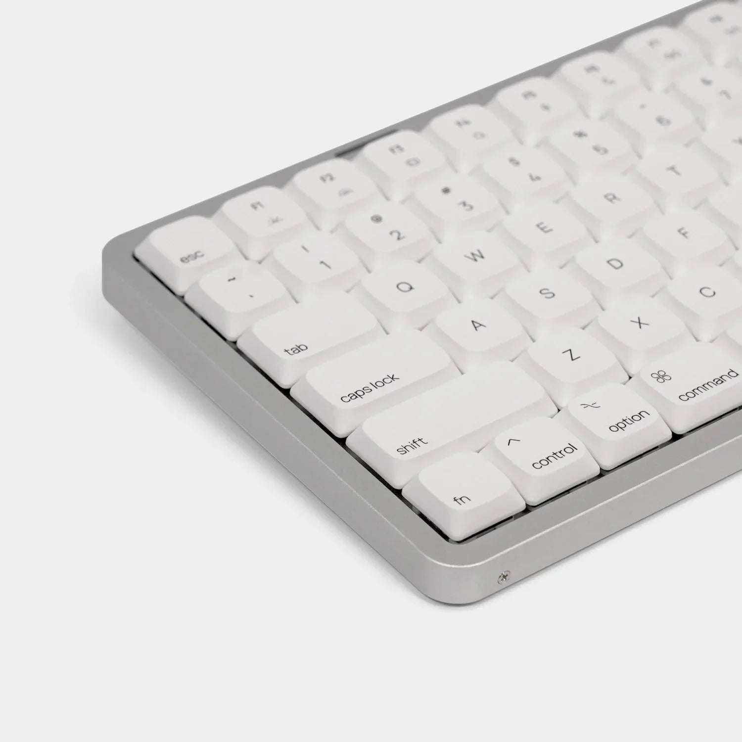 Biała klawiatura mechaniczna z srebrną obudową, idealna do home office i personalizacji