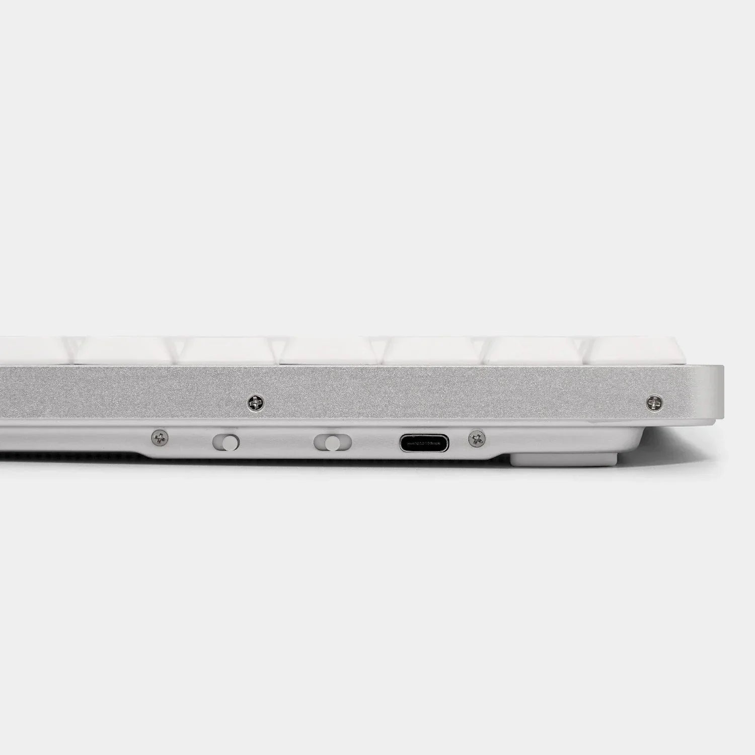 Boczny widok klawiatury mechanicznej z portem USB-C, idealnej do home office i personalizacji