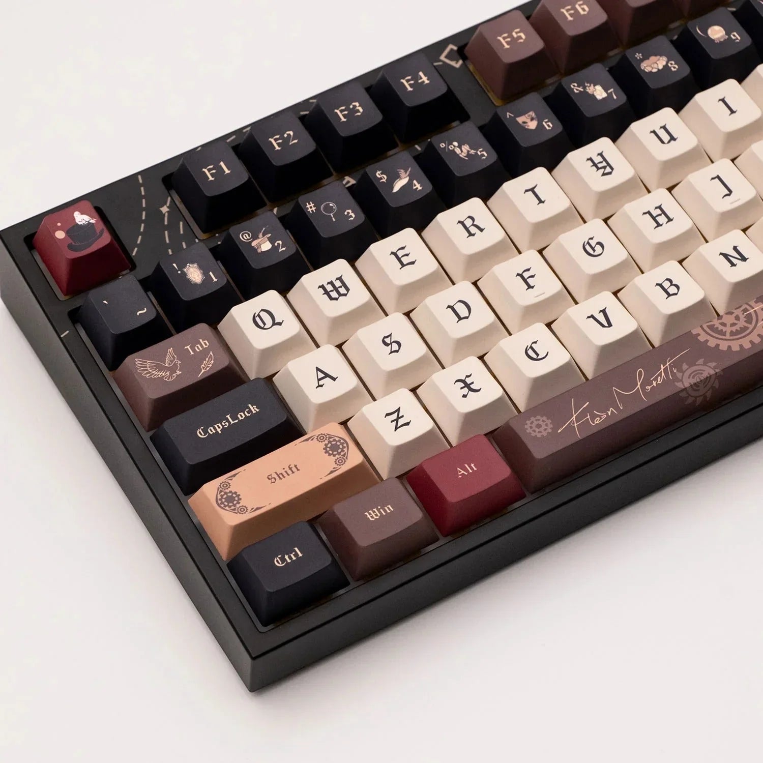 Mechaniczna klawiatura z personalizowanymi keycapami w stylu steampunk, idealna do home office