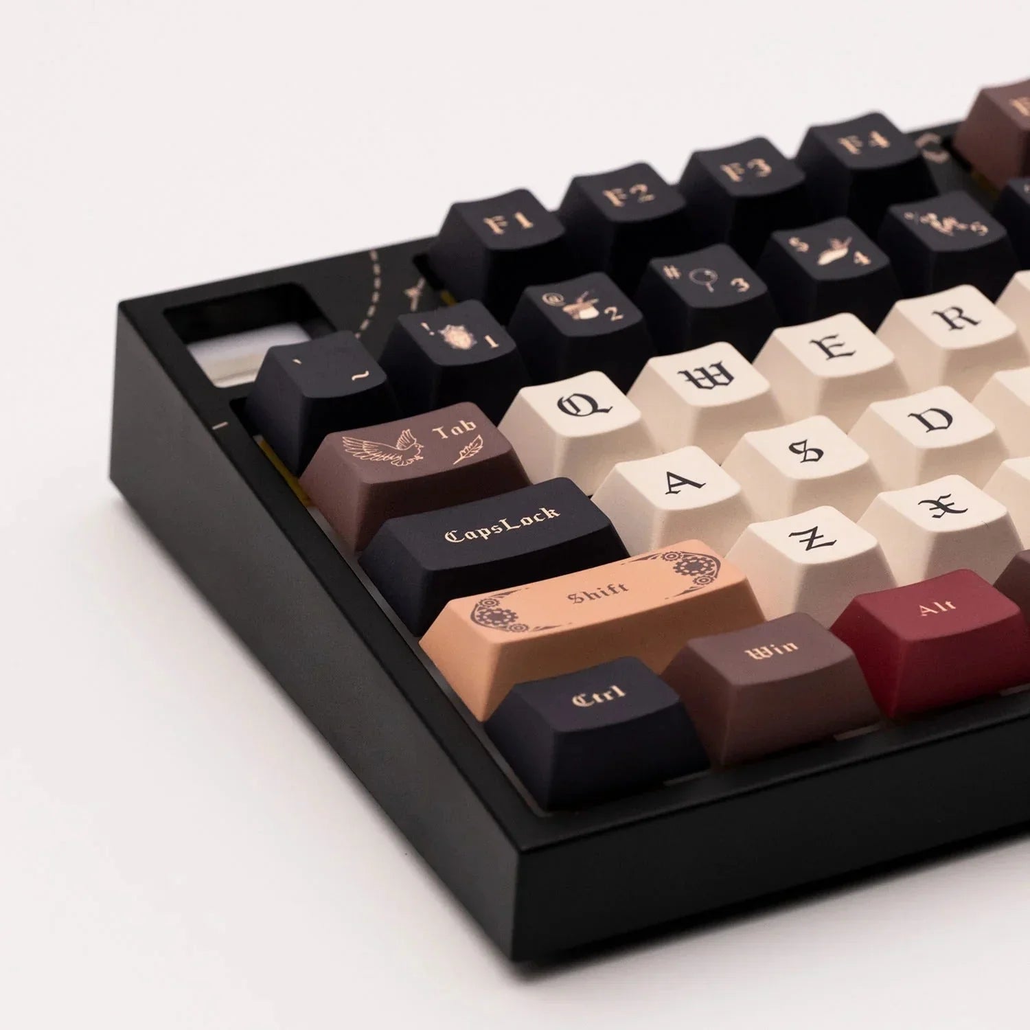 Mechaniczna klawiatura z kolorowymi keycapami i eleganckimi wzorami, idealna do home office