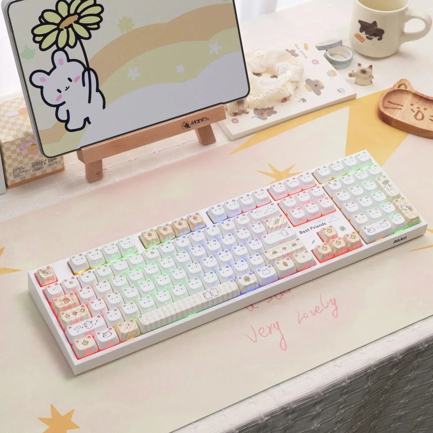 Biała klawiatura mechaniczna Akko z kawaii keycapami i RGB, idealna do home office i desk setupu