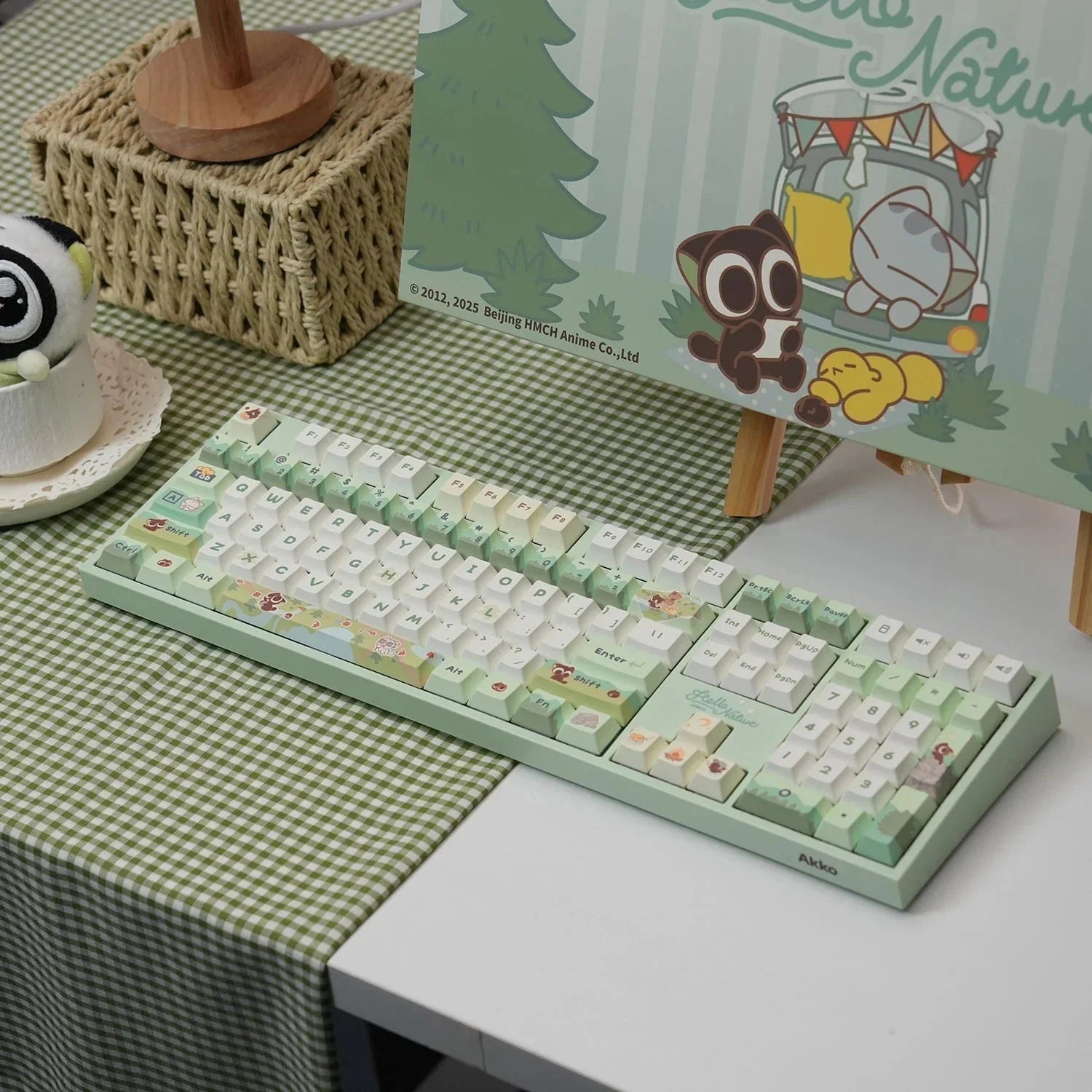 Mechaniczna klawiatura Akko w pastelowych odcieniach z motywem Hello Nature, idealna do home office i personalizacji desk setupu.