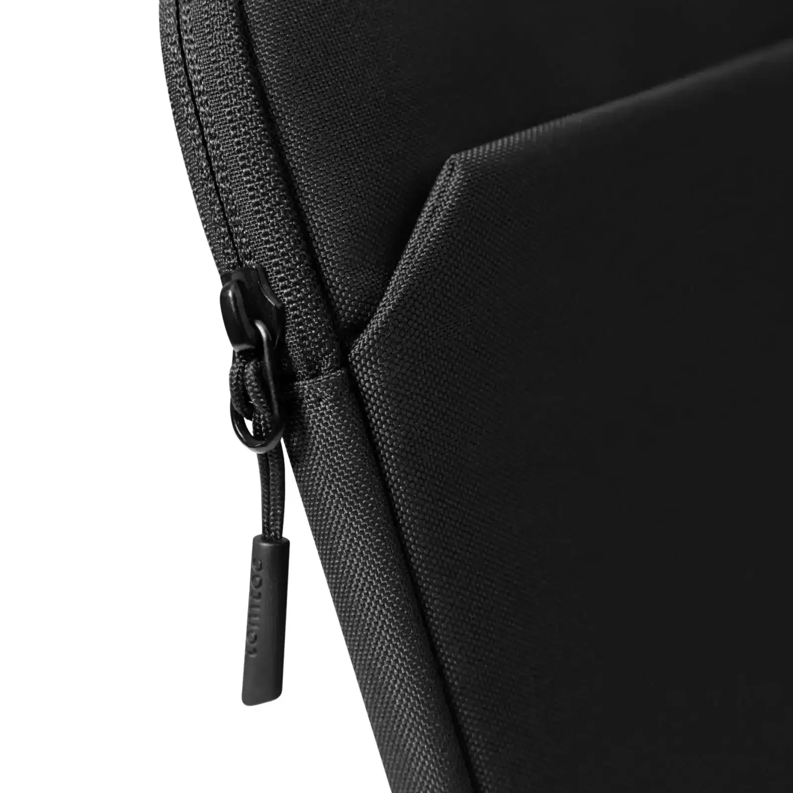 Czarna torba na laptopa z wytrzymałego materiału, zbliżenie na suwak i kieszeń