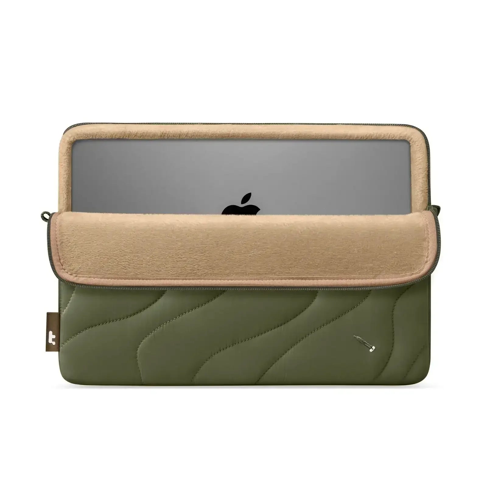 Zielona etui na laptopa z beżowym wnętrzem, laptop w środku, minimalistyczny design