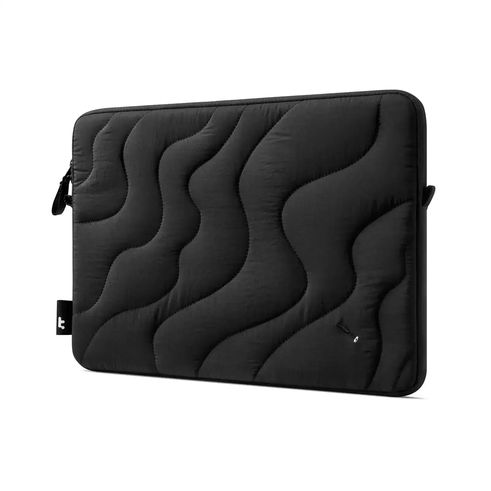 Czarna pikowana etui na laptopa z zamkiem, minimalistyczny design, akcesorium biurowe.
