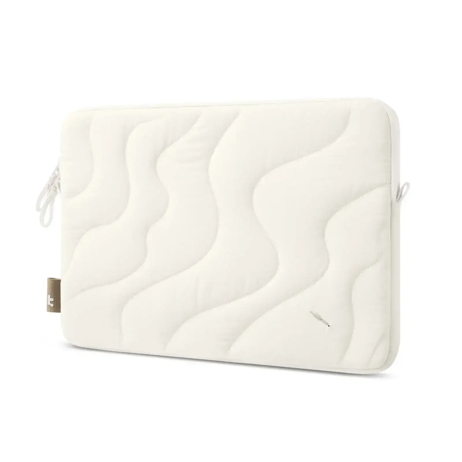 Białe etui ochronne na laptopa z pikowaną fakturą, minimalistyczny design, zamykane na zamek