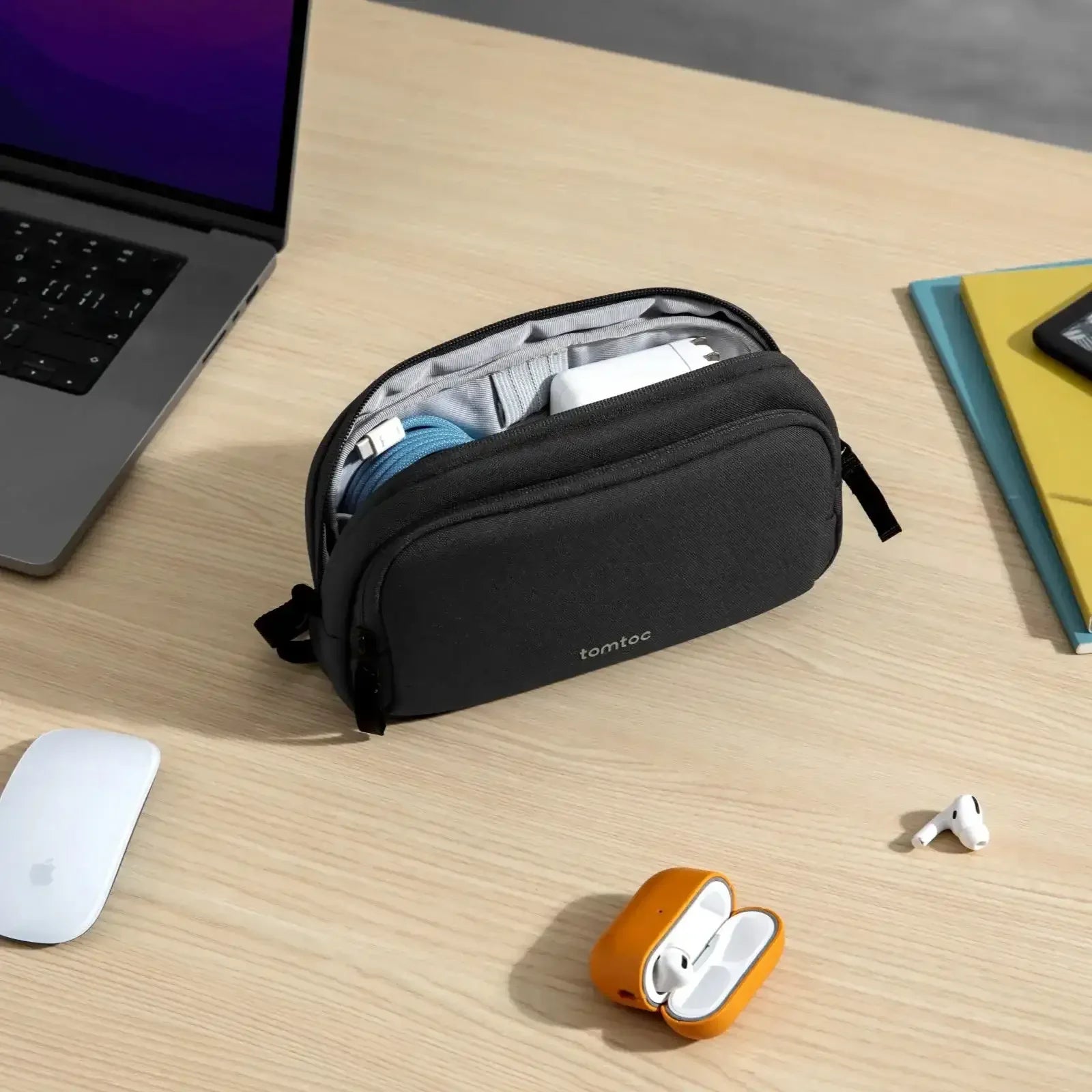Organizer na akcesoria biurowe, powerbank i kable na biurku obok laptopa i myszki