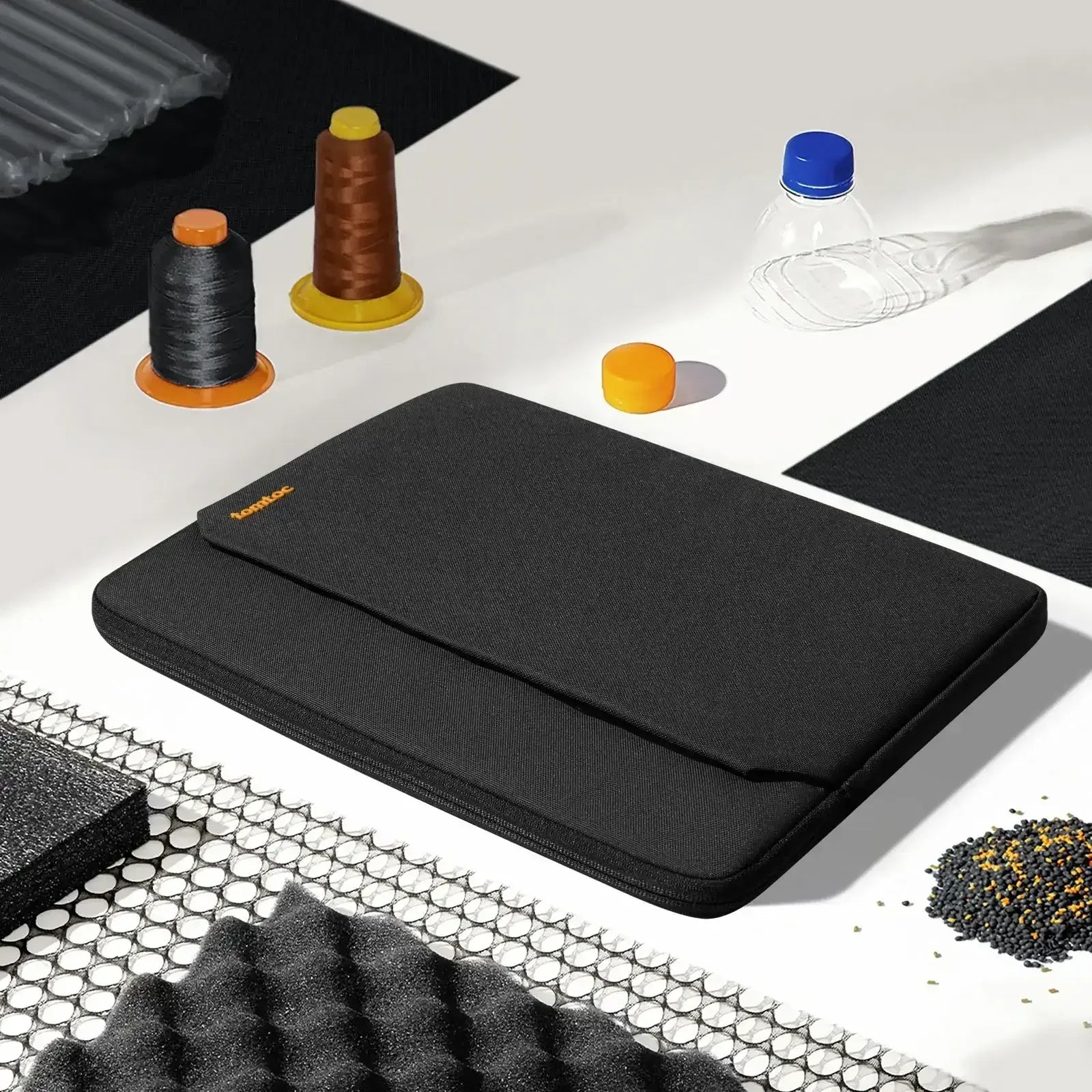 czarne etui na laptopa na biurku, akcesoria biurowe, minimalistyczny wystrój, ergonomia pracy