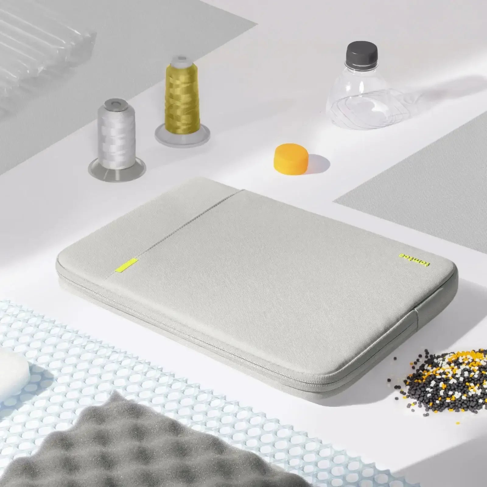 Szara etui na laptopa, minimalistyczny design, akcesoria biurowe do home office