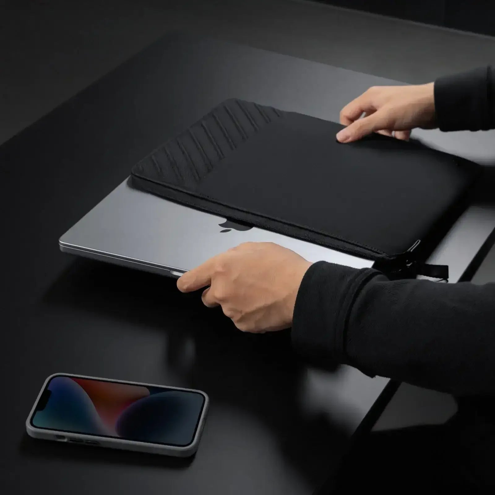 Etui ochronne na laptopa, komputer na biurku, nowoczesny setup biurowy, smartfon obok