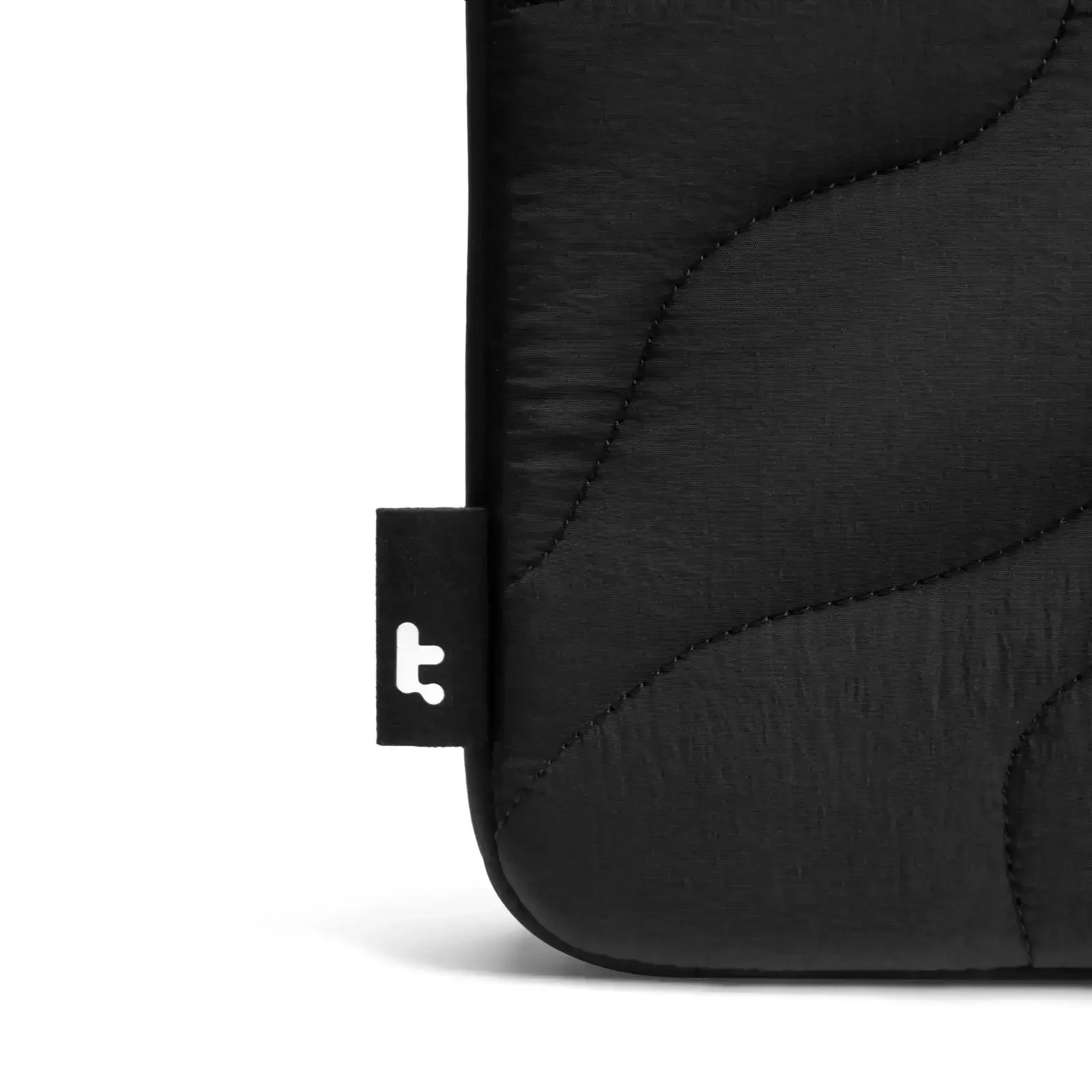 czarna pikowana ochronna torba na klawiaturę mechaniczną, minimalistyczny design