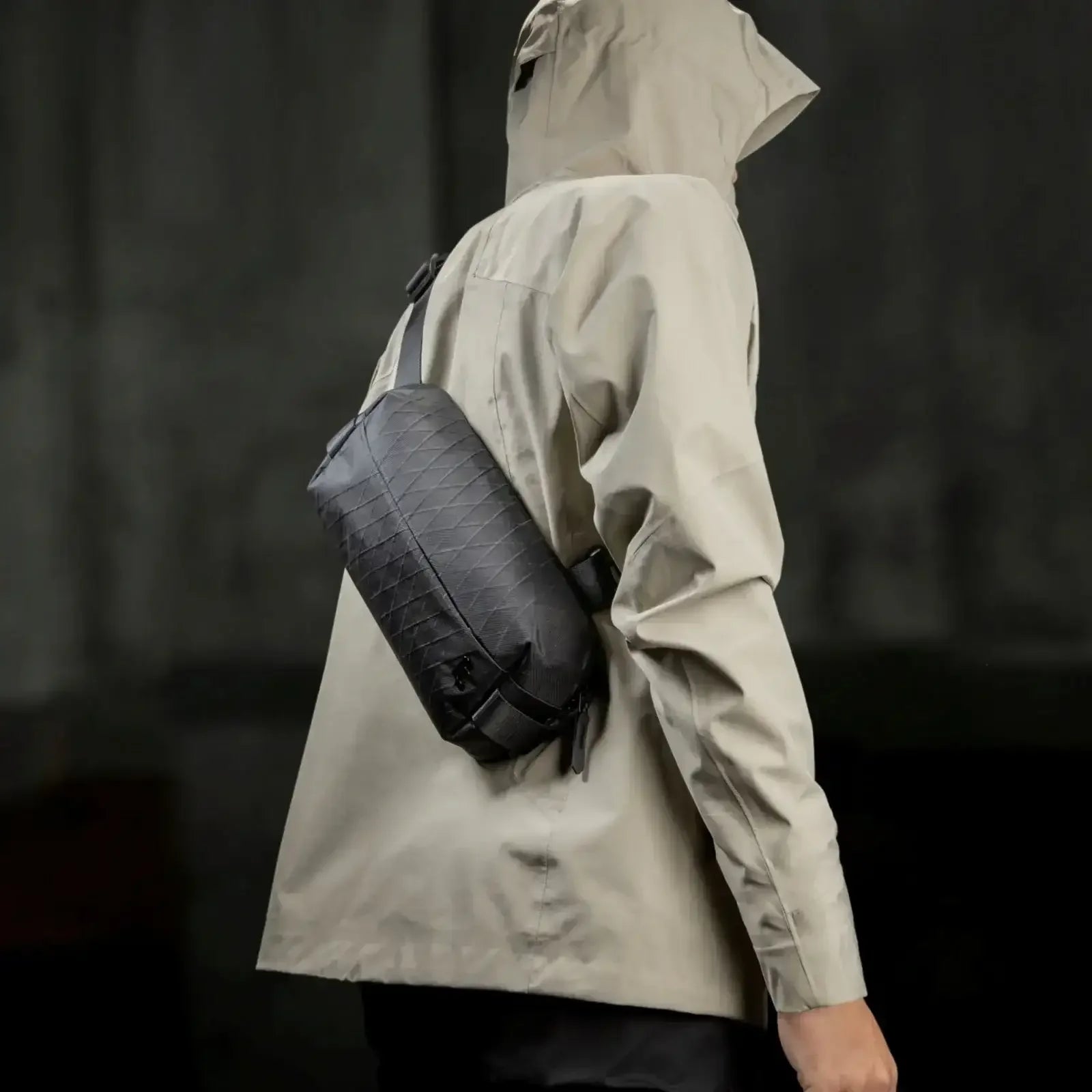 Czarna torebka na ramię crossbody na plecach, wodoodporna kurtka, minimalistyczny styl