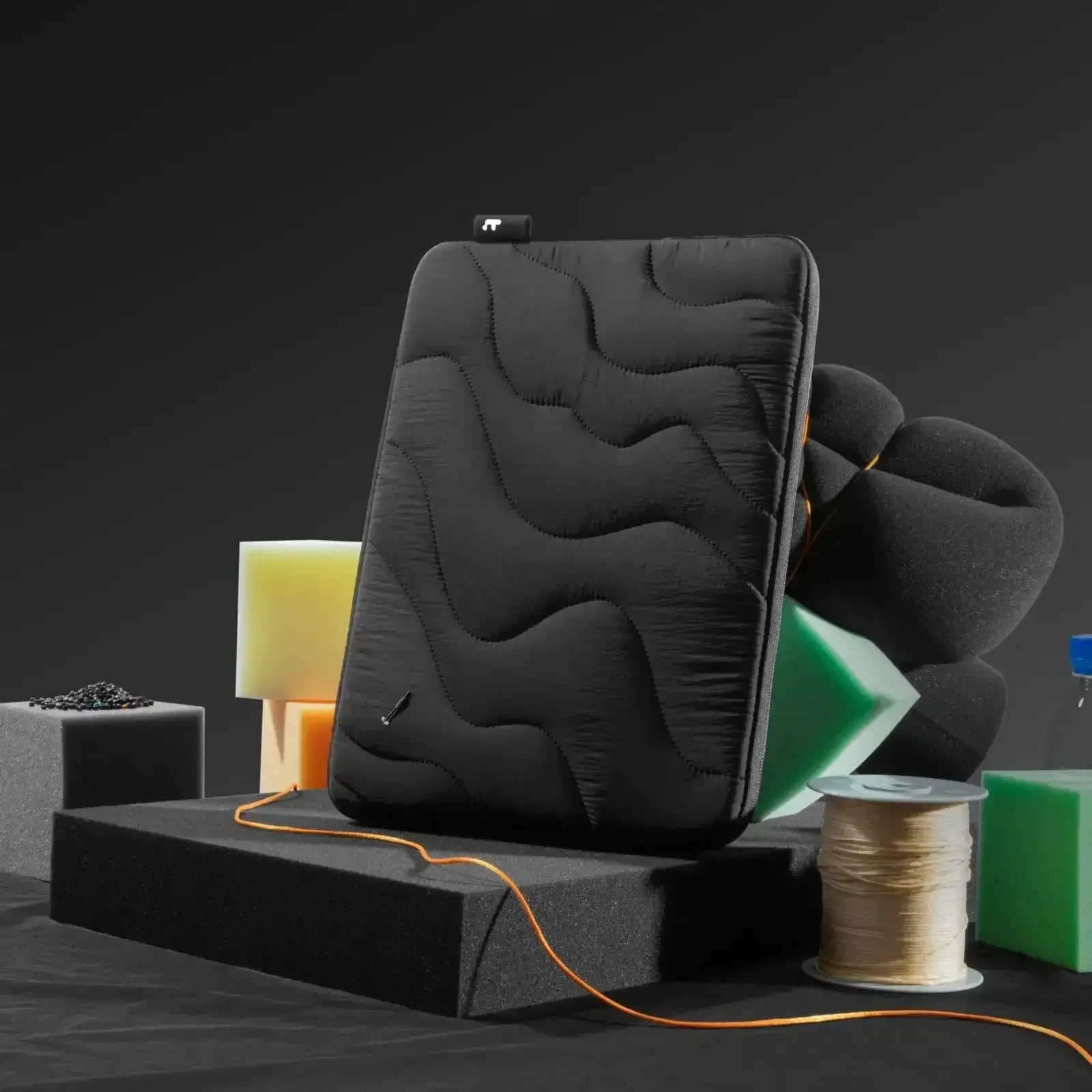 Czarna piankowa mata biurkowa na akcesoria, stylowa ochrona do home office, nowoczesny design