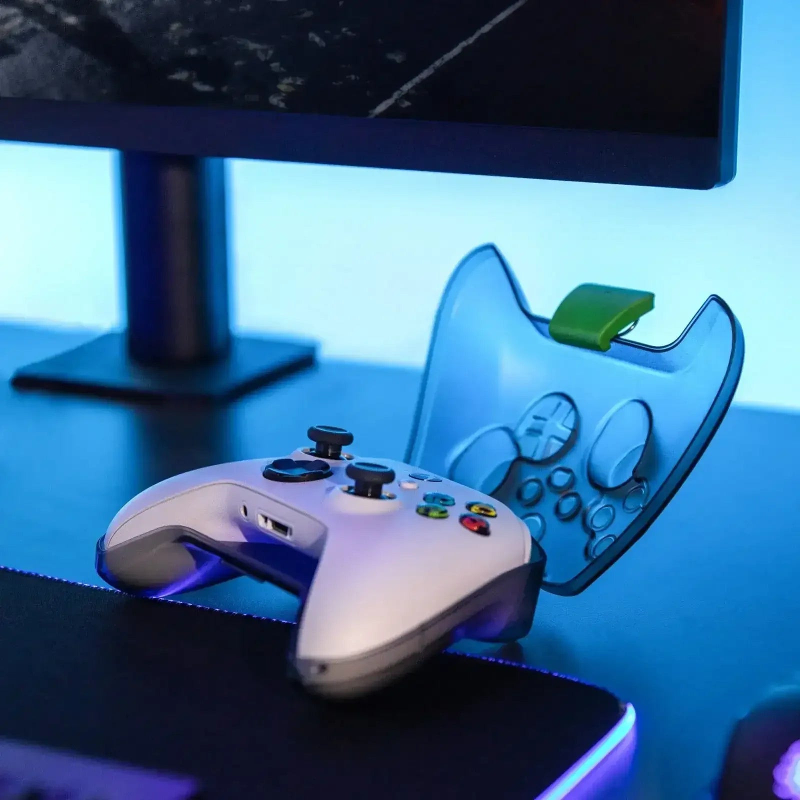 Biały pad do gier na stojaku przy monitorze, biurkowy setup gamingowy LED