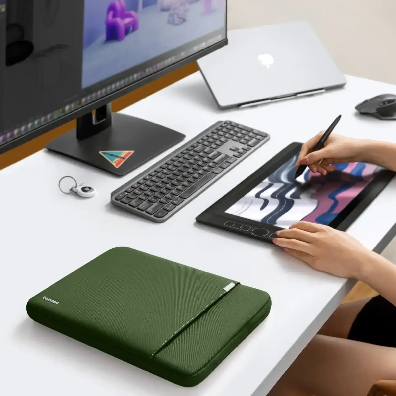 Nowoczesne biurko z klawiaturą mechaniczną, tabletem graficznym i etui na laptopa