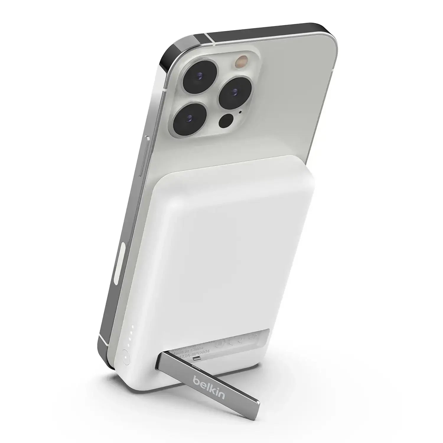 Biała magnetyczna powerbank z podstawką, przymocowana do tylu smartfona.