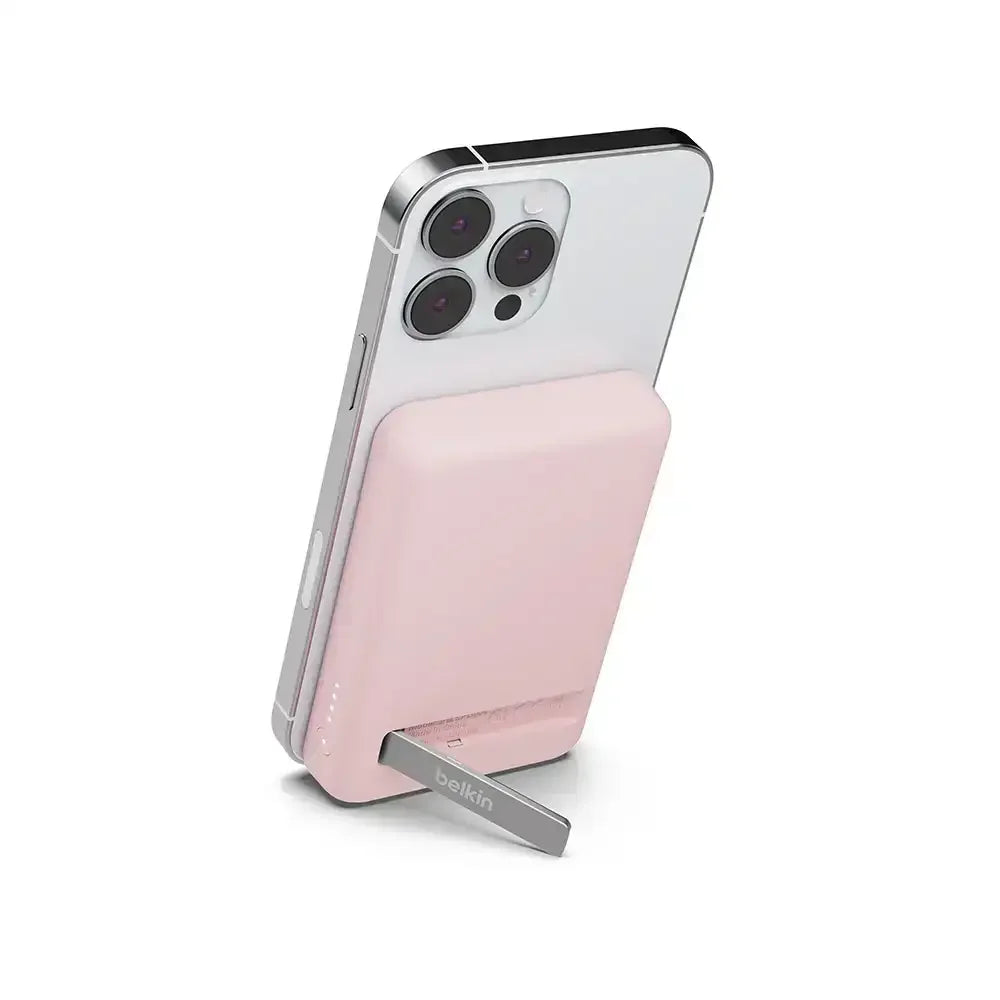 Różowy powerbank magnetyczny z podstawką zamocowany na smartfonie, akcesorium biurowe