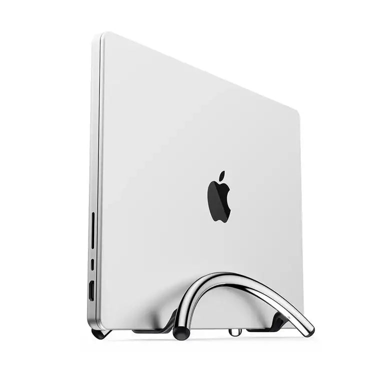 Chromowana podstawka BookArc Flex z MacBookiem, minimalistyczny design, biurko