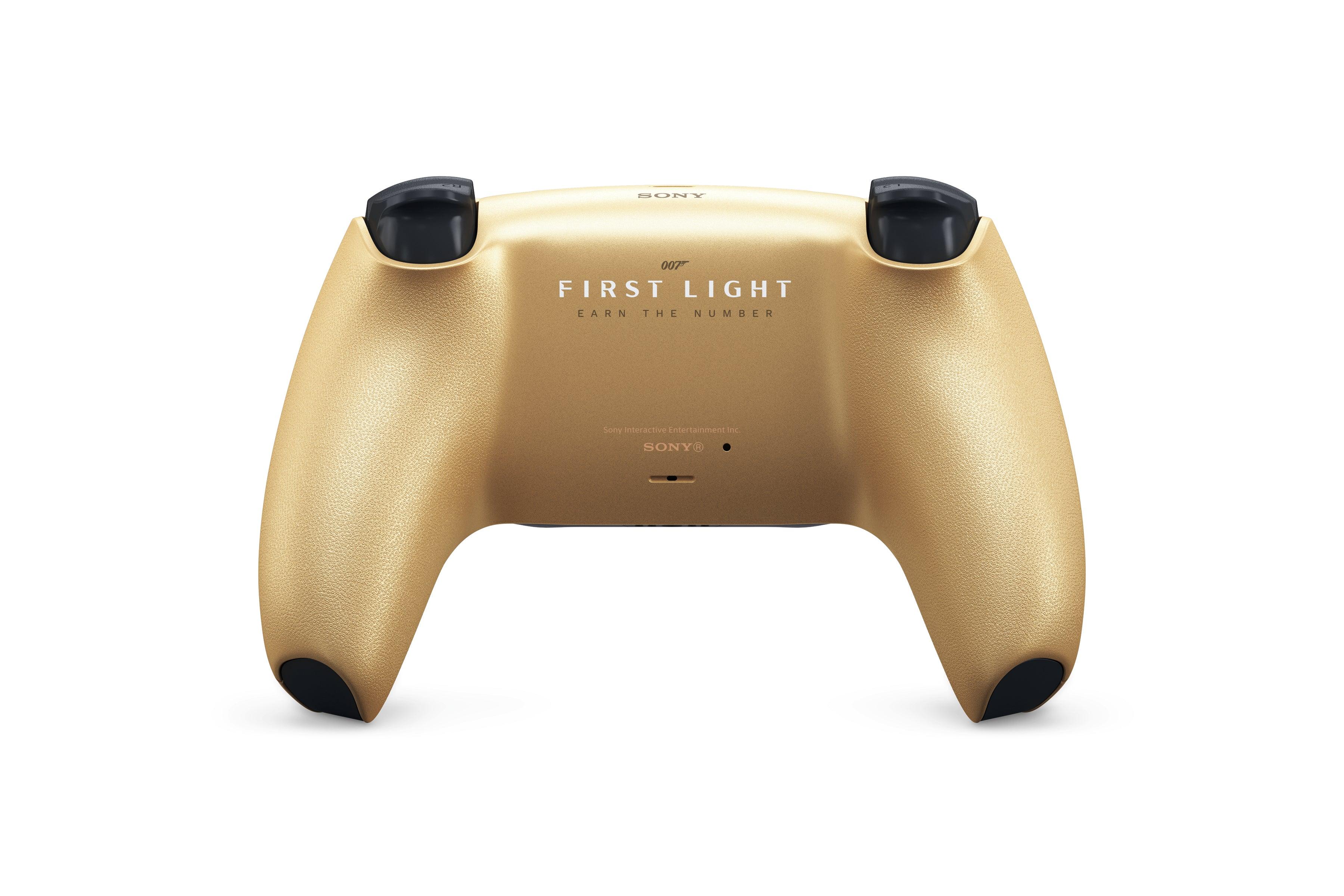 Złoty kontroler DualSense z napisem 'FIRST LIGHT' i logo 007, idealny do gier na PlayStation 5