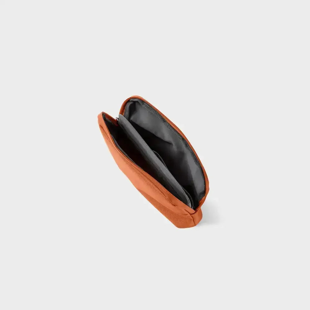 Terrakotowa saszetka na akcesoria biurowe z wieloma przegrodami, minimalistyczny design