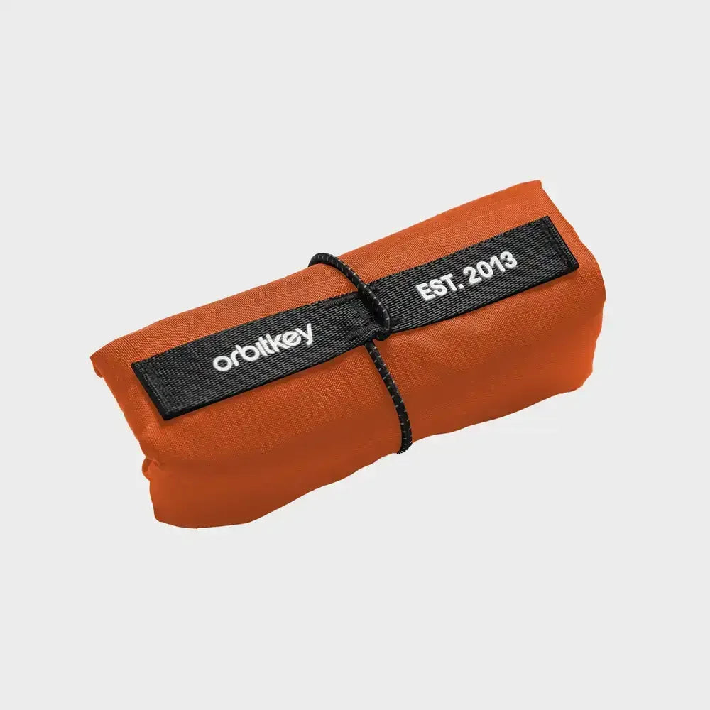 złożona torba materiałowa terracotta z czarnym paskiem, kompaktowy organizer na akcesoria