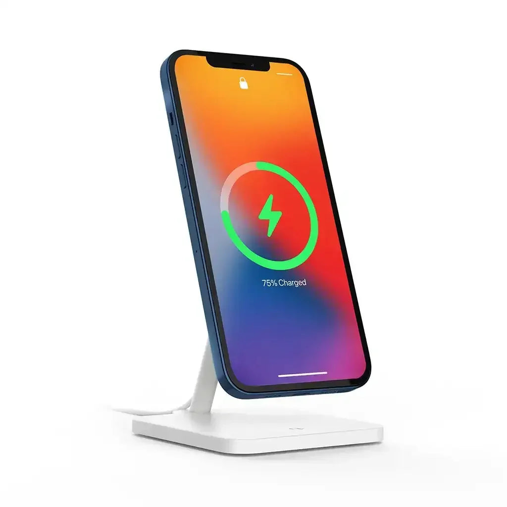 iPhone na białej podstawce, bezprzewodowe ładowanie, wskaźnik naładowania 75%