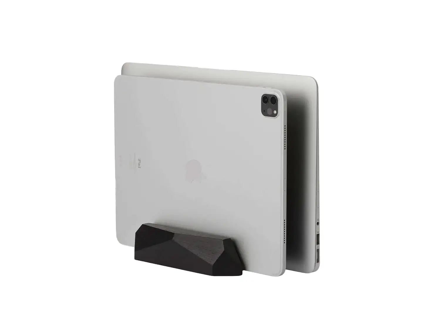 Dwa iPady w srebrnym kolorze na czarnej podstawce, białe tło, stojak na tablet