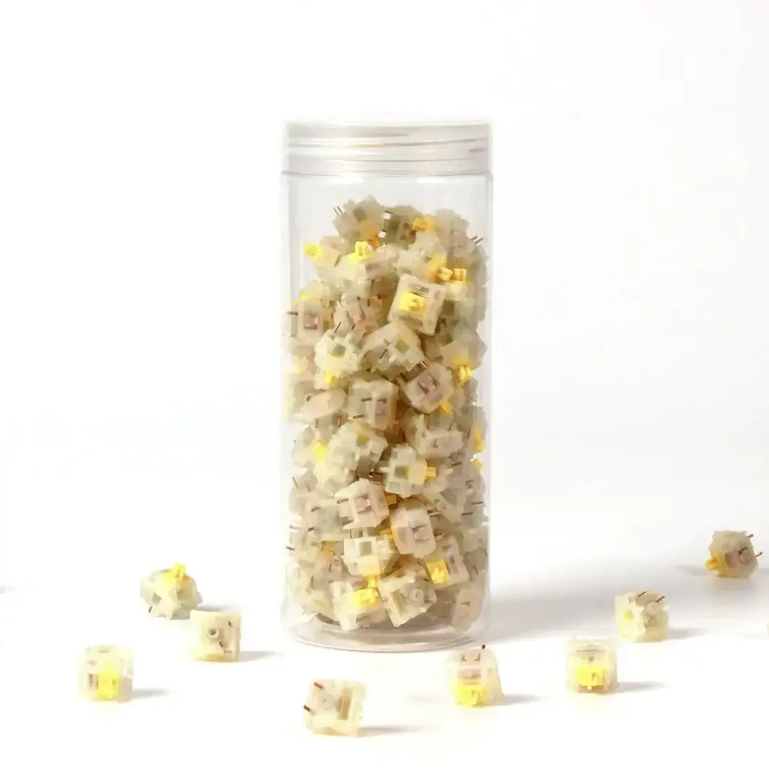 Przełączniki mechaniczne Gateron Cap V2 Milky Yellow w przezroczystym pojemniku na białym tle