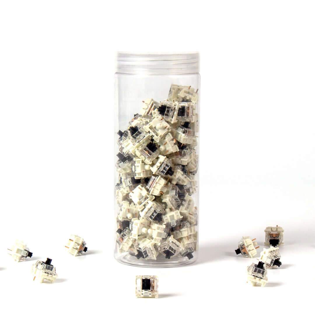 Przełączniki Gateron G Pro V2 Black w przezroczystym pojemniku na białym tle