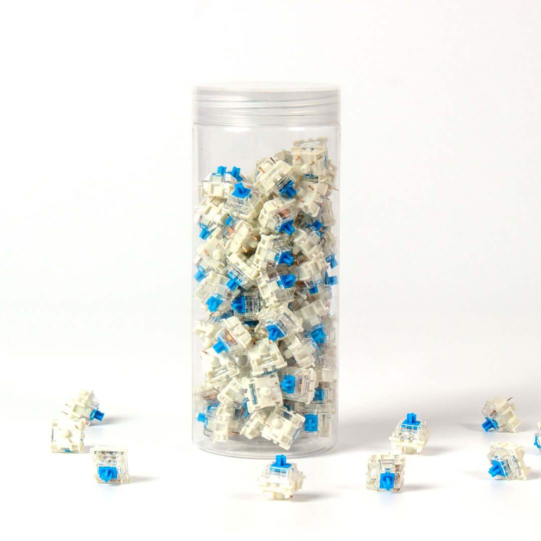 Pojemnik z niebieskimi przełącznikami Gateron G Pro V2 na białym tle, klawiatura mechaniczna