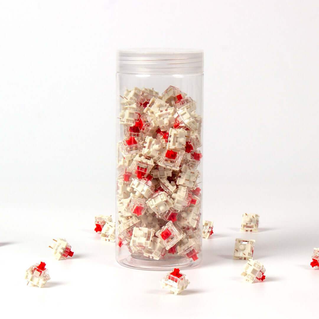 Przełączniki Gateron G Pro V2 Red w przezroczystym pojemniku na białym tle