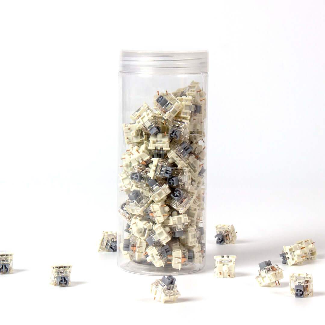 Przezroczyste pudełko z przełącznikami Gateron G Pro Silver V2 na białym tle