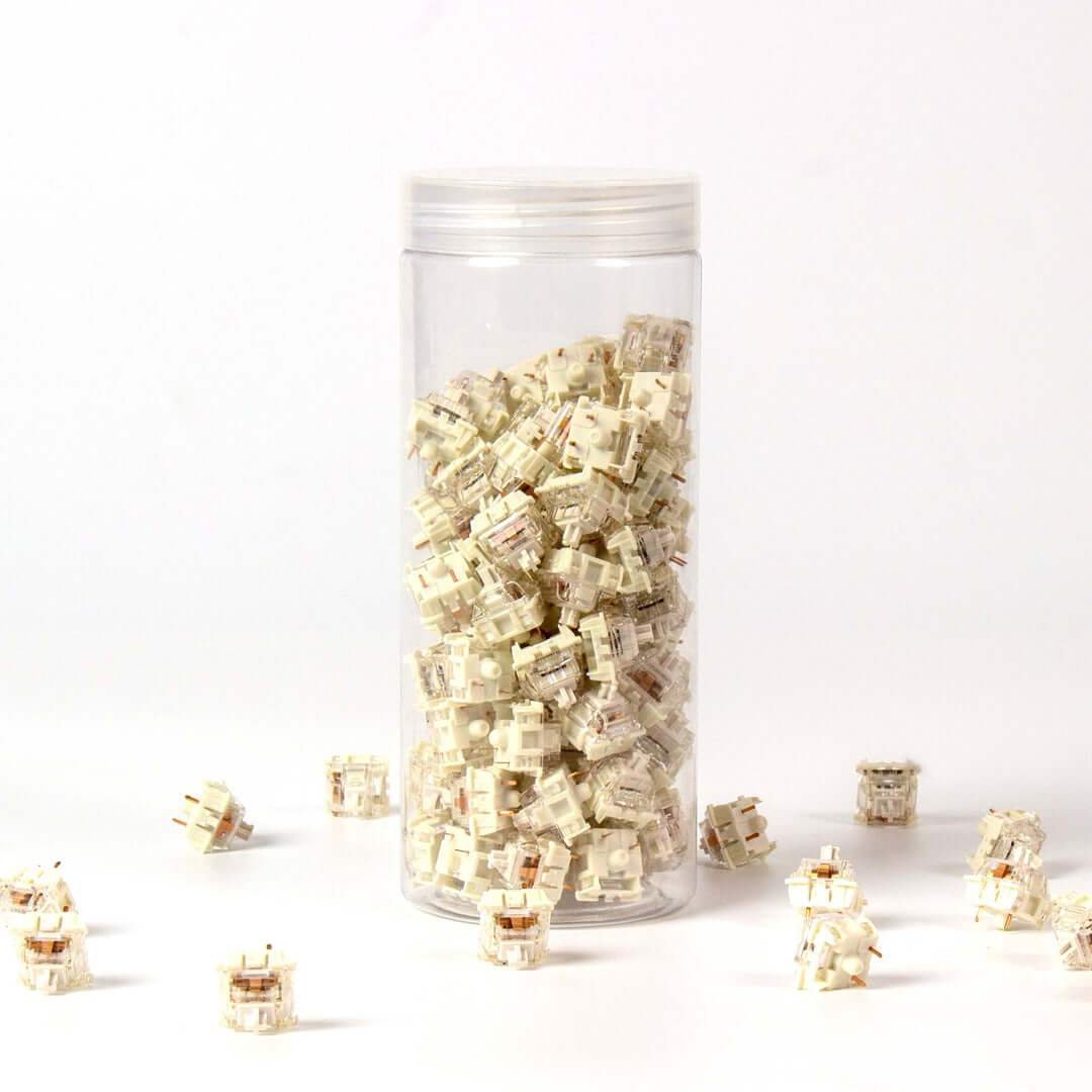 Przełączniki Gateron G Pro V2 White w przezroczystym słoiku na białym tle