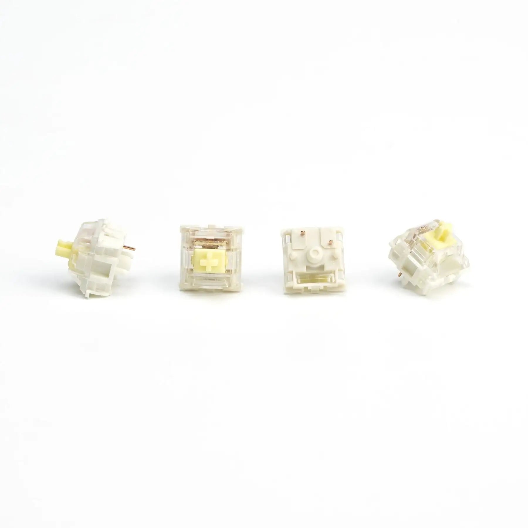 Przełączniki mechaniczne Gateron Jupiter Banana na białym tle, żółte trzonki.