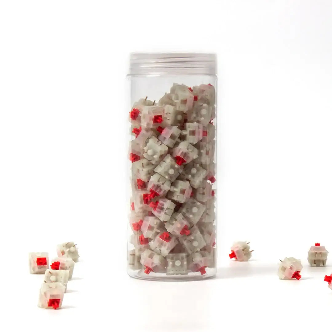 Przełączniki Gateron KS-3 Milky Red w przezroczystym pojemniku na białym tle