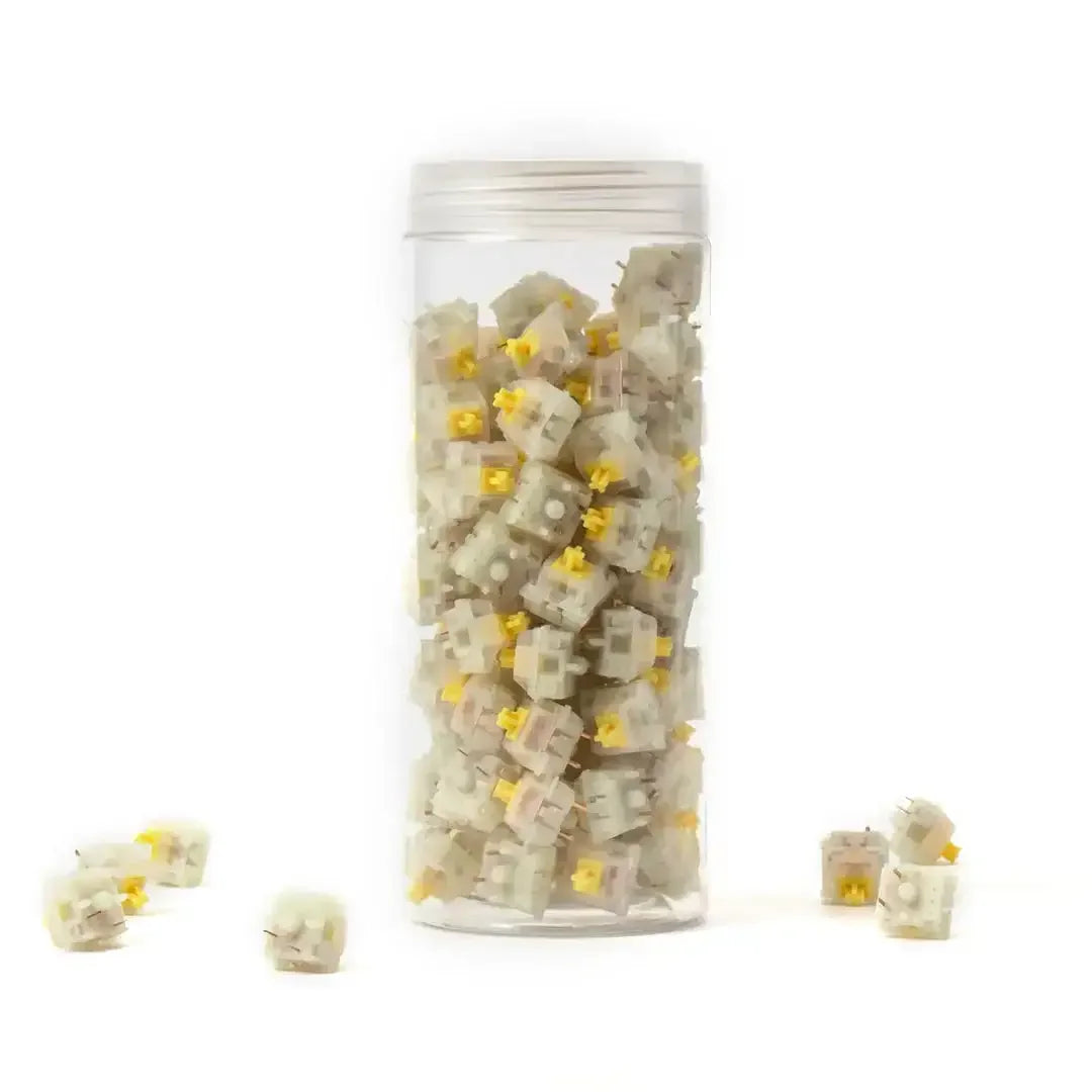 Przezroczysty pojemnik z przełącznikami do klawiatur mechanicznych Gateron Milky Yellow Pro na białym tle