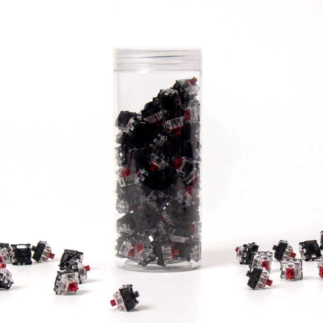 Zestaw przełączników Gateron Optical Red w przezroczystym pojemniku na białym tle