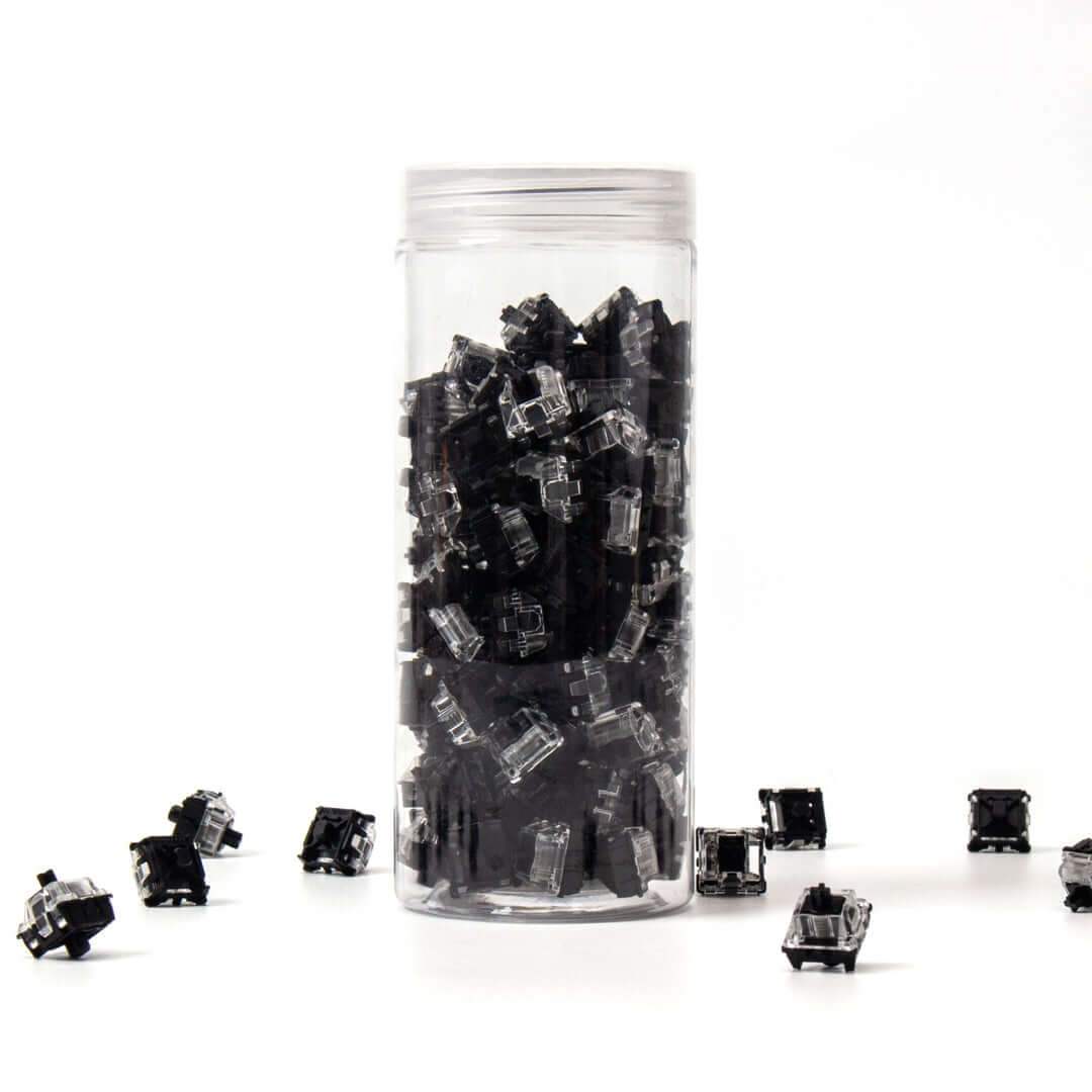 Czarny przełącznik optyczny Gateron w przezroczystym słoiku na białym tle