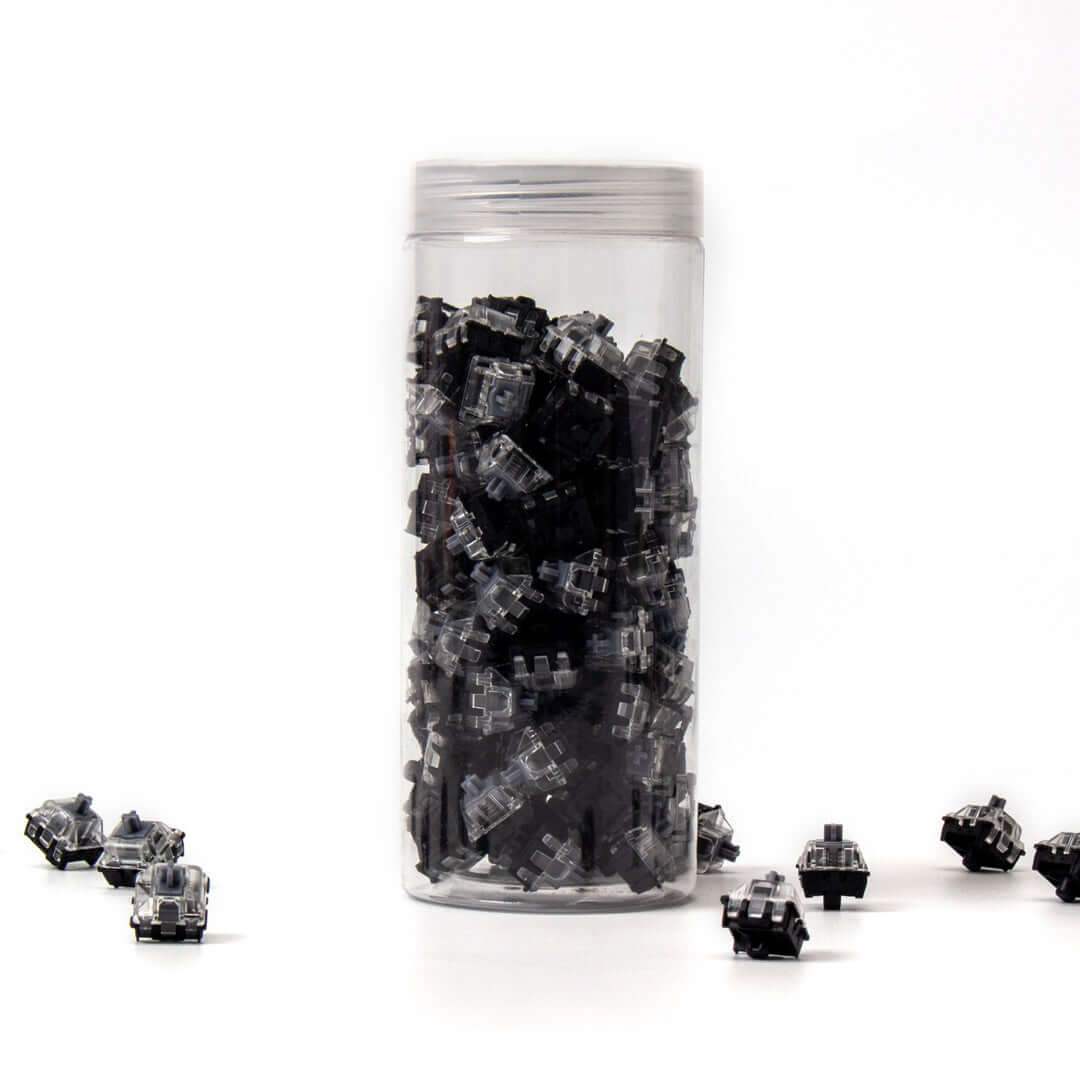 Przezroczysty pojemnik wypełniony przełącznikami Gateron Optical Silver na białym tle