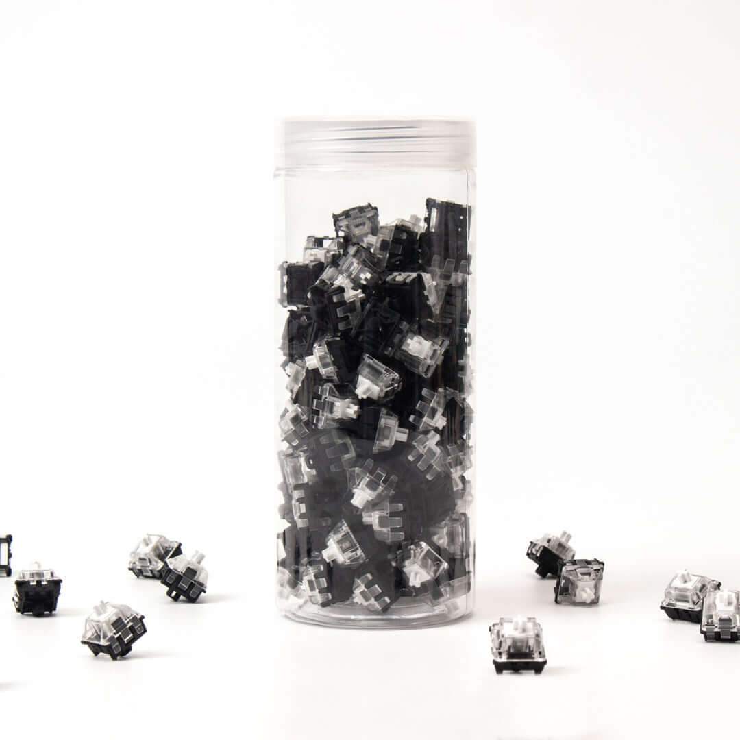 Zestaw przełączników Gateron Optical White w przezroczystym słoiku na białym tle