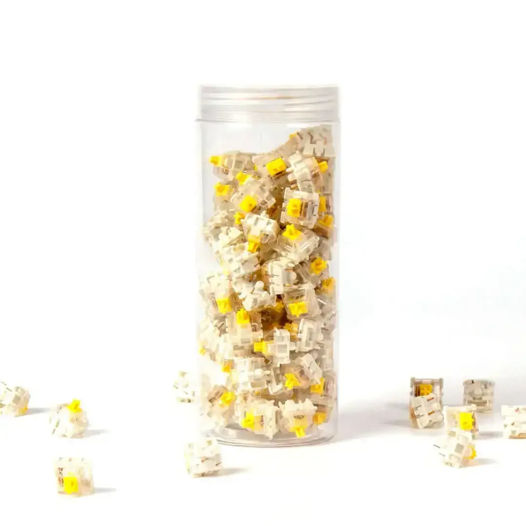 Przełączniki mechaniczne Gateron Silent Yellow w przezroczystym opakowaniu na białym tle