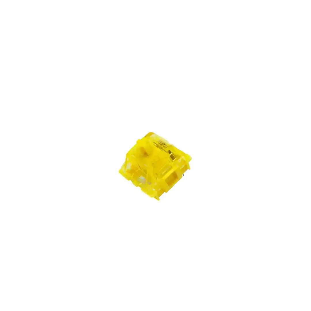 Żółty switch mechaniczny do klawiatury, przełącznik Gateron Phantom Yellow na białym tle