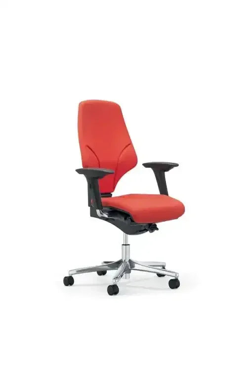 czerwony ergonomiczny fotel biurowy z podłokietnikami i metalową podstawą na kółkach