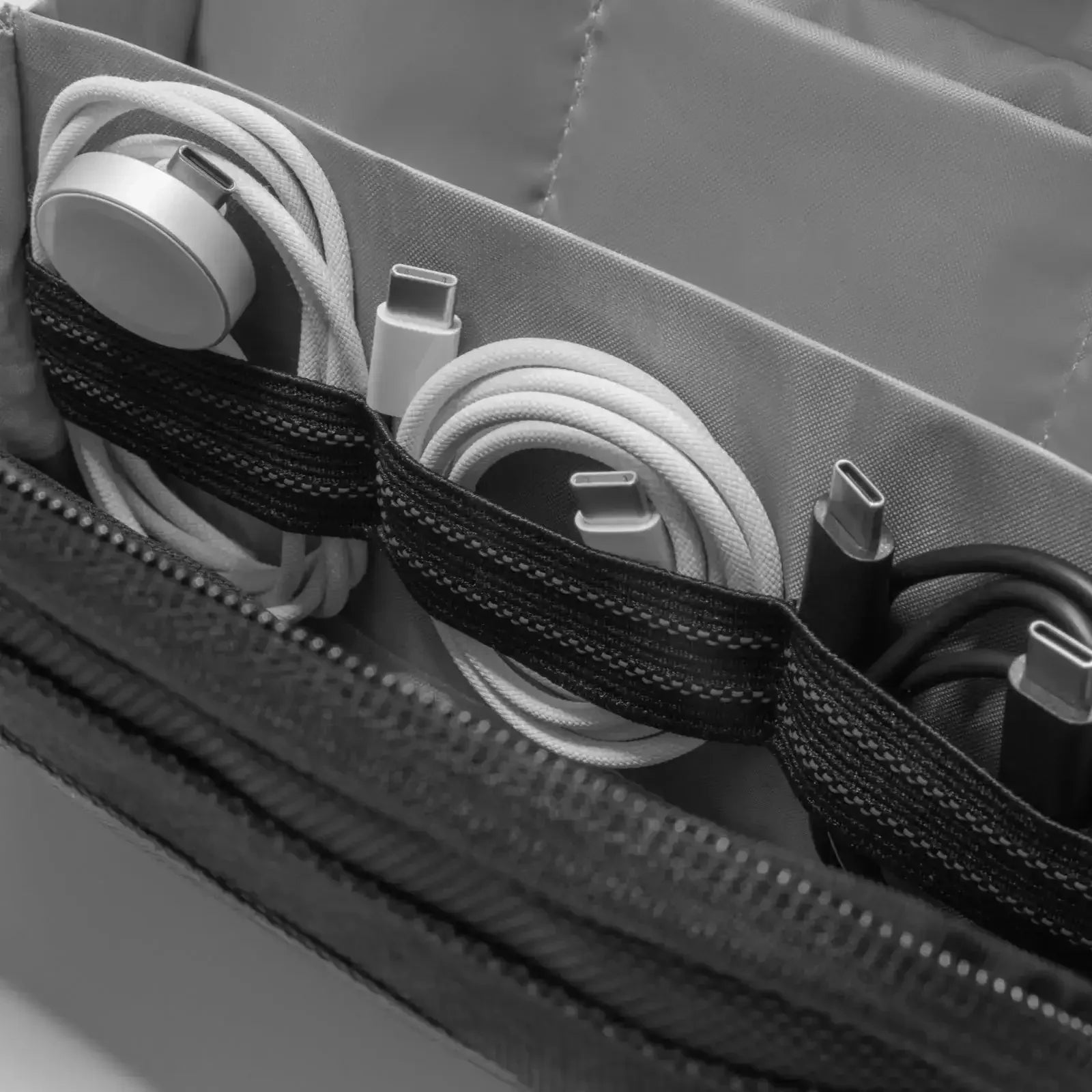 Organizer na kable USB-C i ładowarki w torbie do biura, akcesoria do home office