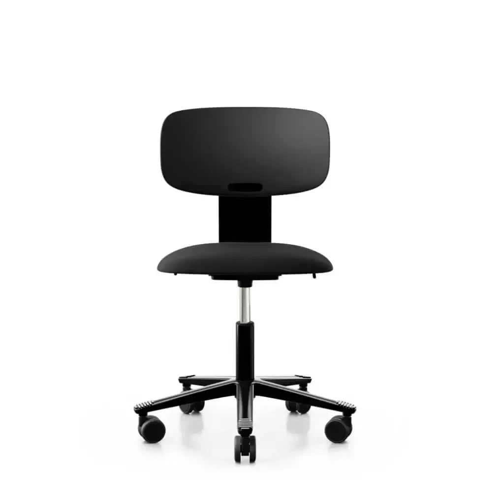 Czarne krzesło biurowe na kółkach, ergonomiczne, idealne do home office