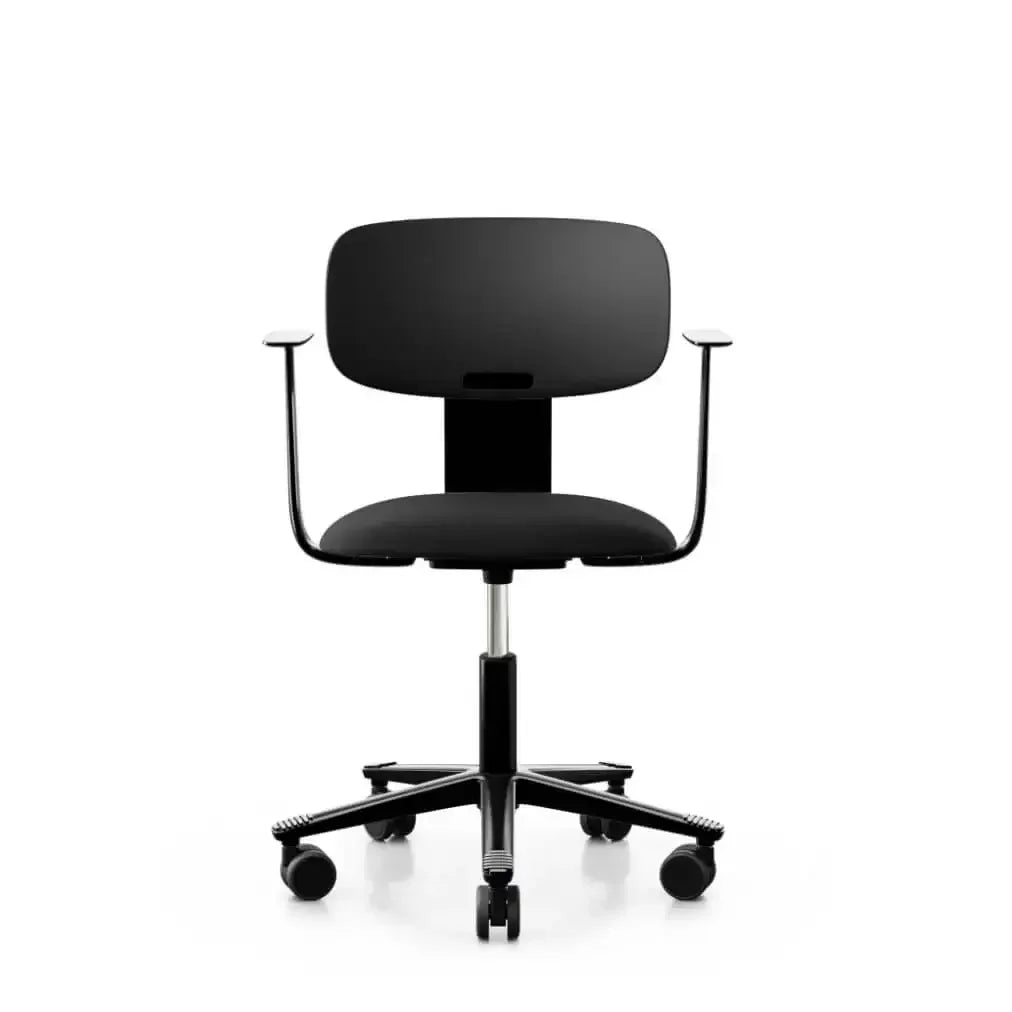Czarne ergonomicznе krzesło biurowe na kółkach, minimalistyczny design, komfort do pracy w home office